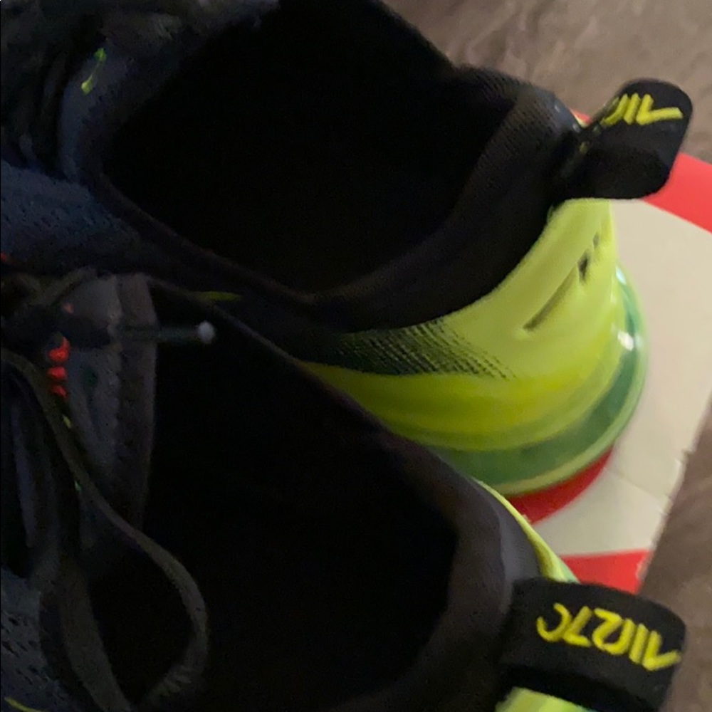 Sneakers - Picture 3 of 6